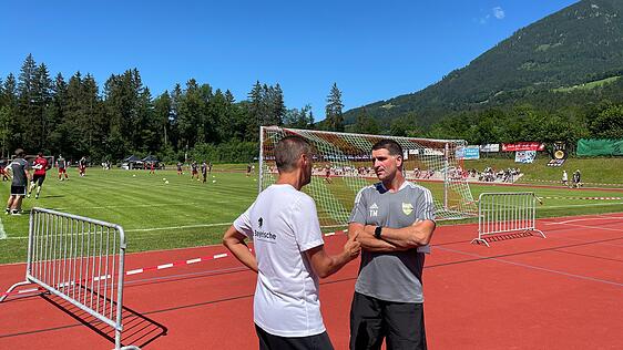 Löwen Trainer Michael Köllner im Gespräch mit Thomas Meissner - Coach der SG Schönau