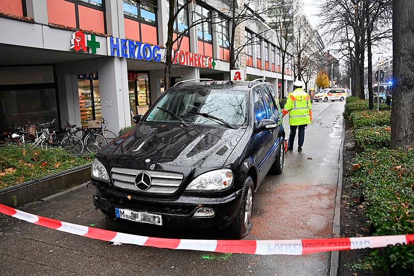 Der Fahrer eines Mercedes wollte an der Kreuzung Schleißheimer- und Herzogstraße nach links abbiegen. Dabei verlor er nach Polizeiangaben die Kontrolle über den SUV. Der Fahrer eines Mercedes wollte an der Kreuzung Schleißheimer- und Herzogstraße nach links abbiegen. Dabei verlor er nach Polizeiangaben die Kontrolle über den SUV.