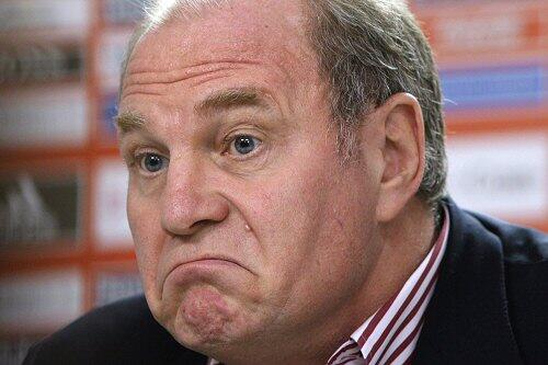 Der TSV 1860 kämpfte im Frühjahr 2011 gegen die Insolvenz. Bayern-Präsident Hoeneß und OB Ude stritten immer heftiger, wer die Misere hätte verhindern können - und bezichtigen sich gegenseitig der Lüge.