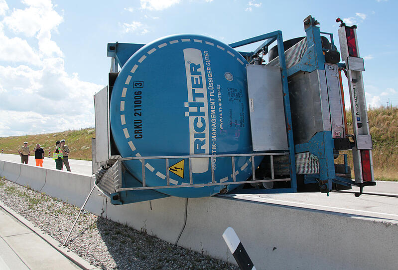... der blaue Transporter blieb seitlich auf der Mittelleitplanke liegen.