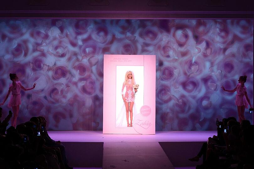 Zahia Denar macht jetzt in Mode - hier sehen Sie einige Bilder ihrer Kollektionen, die sie unter anderem auf den Pariser Fashion Weeks vorstellte.