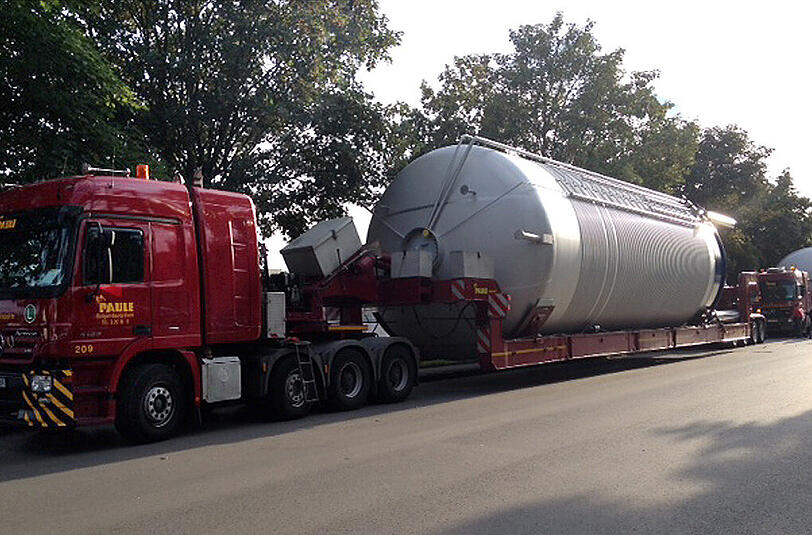 Der Transport der Gär- und Lagertanks für die neue Paulaner-Brauerei im Münchner Westen ist eine logistische Herausforderung.