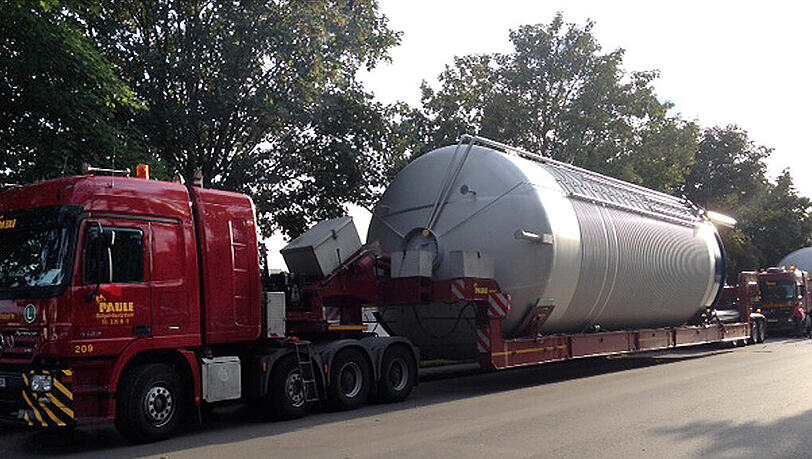 Der Transport der Gär- und Lagertanks für die neue Paulaner-Brauerei im Münchner Westen ist eine logistische Herausforderung. Der Transport der Gär- und Lagertanks für die neue Paulaner-Brauerei im Münchner Westen ist eine logistische Herausforderung.