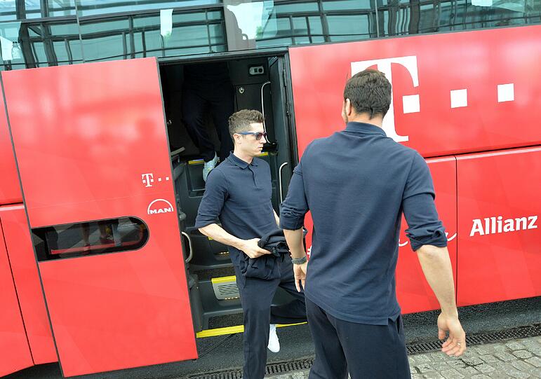 Robert Lewandowski am Flughafen.