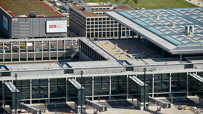 Eigentlich soll der neue Hauptstadtflughafen im Jahr 2017 eröffnet werden. Nach dem jetzigen Baustopp kommen nun allerdings Zweifel auf. Eigentlich soll der neue Hauptstadtflughafen im Jahr 2017 eröffnet werden. Nach dem jetzigen Baustopp kommen nun allerdings Zweifel auf.