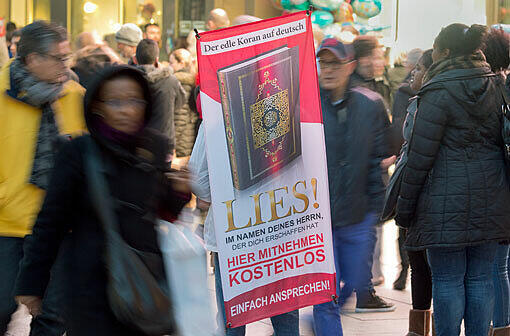 Archivfoto: Ein Anhänger der "Lies!"-Kampagne in Frankfurt am Main.