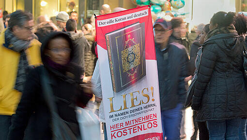 Archivfoto: Ein Anhänger der "Lies!"-Kampagne in Frankfurt am Main. Archivfoto: Ein Anhänger der "Lies!"-Kampagne in Frankfurt am Main.