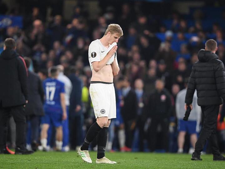 Martin Hinteregger von Eintracht reagiert nach der Niederlage im Elfmeterschießen gegen den FC Chelsea. Foto: Arne Dedert/Archivbild
