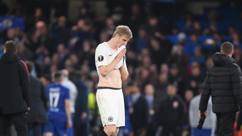 Martin Hinteregger von Eintracht reagiert nach der Niederlage im Elfmeterschießen gegen den FC Chelsea. Foto: Arne Dedert/Archivbild Martin Hinteregger von Eintracht reagiert nach der Niederlage im Elfmeterschießen gegen den FC Chelsea. Foto: Arne Dedert/Archivbild