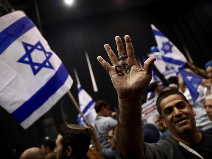 Ein Anhänger des israelischen Premierministers Netanjahu jubelt über die Ergebnisse der ersten Hochrechnung.