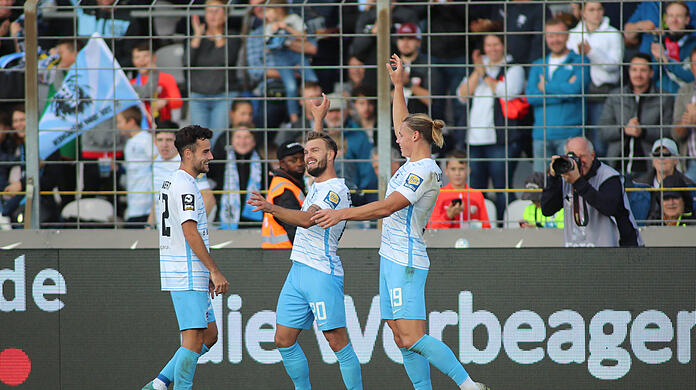 Yannick Deichmann (M.) feierte seinen Treffer zum 1:0 mit einem kleinen Tänzchen.