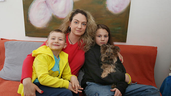 Liudmyla Bulbas mit Sohn Mykyta und Tochter Sofiia. Auch Hündchen Lola (8) kam mit aus Kiew:. "Wir hätten sie nicht zurücklassen können."