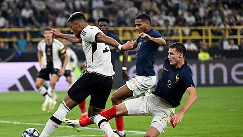 Benjamin Henrichs (l) wird von Frankreichs Benjamin Pavard attackiert.