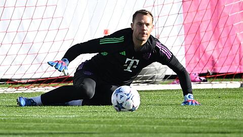 Torwart Manuel Neuer in Aktion während einer Trainingseinheit des FC Bayern München.