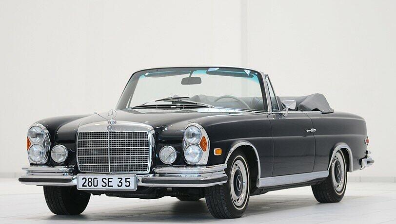 ...ist Besitzer eines alten Mercedes...