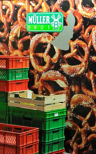 Lidl und Aldi-Süd hatten die Geschäftsbeziehungen zu Müller-Brot gekappt, als der Hygieneskandal aufgeflogen war. Mehr als 20 andere Bäckereien hatten seit Januar für die Müller-Brot-Filialen gebacken, aber die Pächter hatten über massive Umsatzeinbrüche berichtet. Künftig lasse sich das Geschäft &bdquo;nur auf Basis einer handwerklichen Größenordnung von etwa 40 Millionen Euro&ldquo; Umsatz statt bisher knapp 120 Millionen Euro fortführen, sagte Ampferl der &bdquo;Süddeutschen Zeitung&ldquo; (Dienstag).