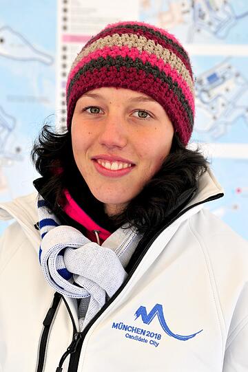 Laura Dahlmeier (19 Jahre, SC Partenkirchen): Die WM-Debütantin ist hochtalentiert und ein echtes Kind der Berge. Am liebsten verbringt sie ihre Zeit mit Klettern und Bergsteigen. Ihr Traum: Einen Gipfel im Himalaya zu bezwingen.
Größte Erfolge: Junioren Weltmeisterin 2013 (Einzel, Sprint, Staffel).
Chancen: Eher eine Lern-WM