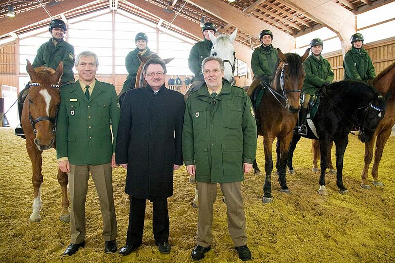 Hoher Besuch in der Reithalle: Reiterstaffel-Chef Freundorfer (li) mit Staatssekretär Gerhard Eck und Vizepräsident Robert Kopp.