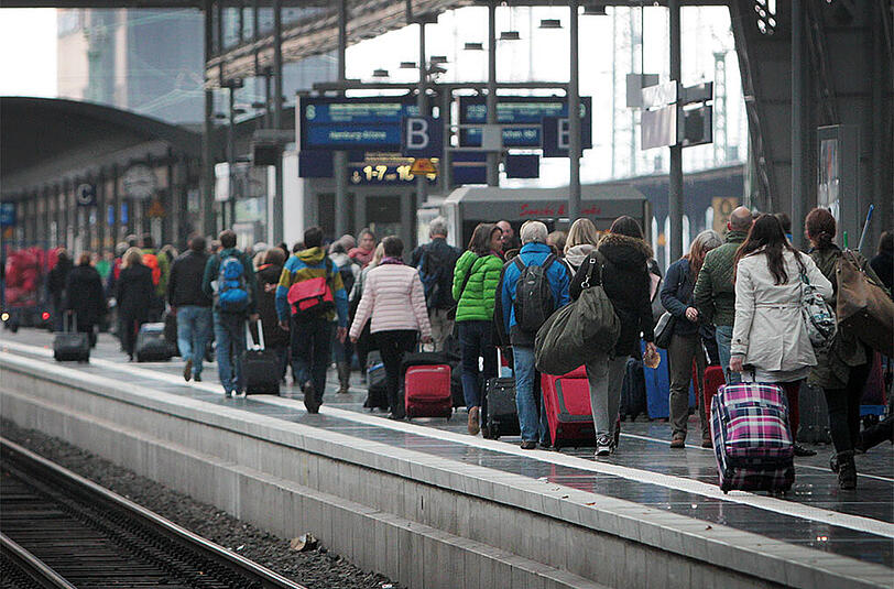 Zeichen des Streiks: Kein Zug in Sicht, dafür zahlreiche Passagiere mit ihrem Gepäck.