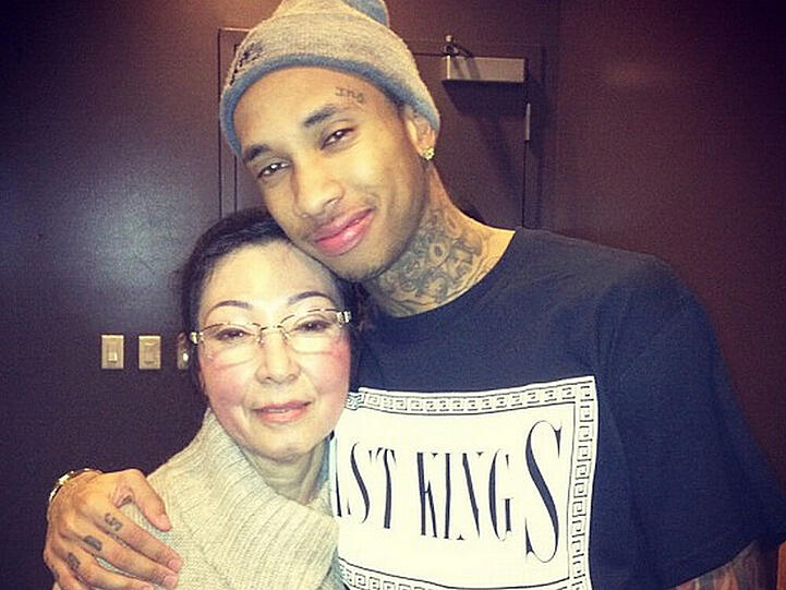 Unter diesem trauten Instagram-Foto von 2012 steht: "Meine Oma kam zu meiner Show! Sie hat mir geraten, mein Leben zu leben und Spaß mit so vielen Mädchen wie möglich zu haben! lol"