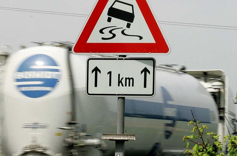 Reifenspuren im Gras, ein verbogenes Brückengeländer: Der Lastwagenfahrer hinterließ eine Spur der Verwüstung. (Symbolbild)