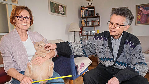 Herta Kopatsch-Stoll und Detlef Stoll mit Kater Stanley.