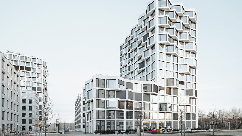 Neuhausen, Birketweg 37/Friedenheimer Brücker: Auffällig an der Bahnachse: die (Hoch-)häuser der LBB (Allmann Sattler Wappner Architekten) mit 262 Wohnungen, "Erkern", gemeinsamer Dachterrasse (statt Balkonen) und Kitchenlounge. Die Jury meint: gut gelungen an einem Standort, wo "Wohnungsbau eher schwierig umzusetzen" ist.