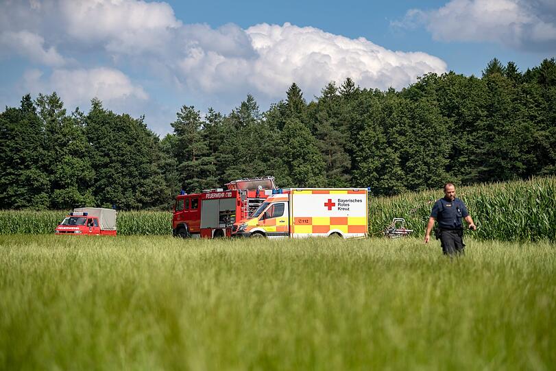 Beim Absturz eines Kleinflugzeugs in Jesenwang ist der Pilot ums Leben gekommen. Die Einsatzkräfte sind vor Ort.