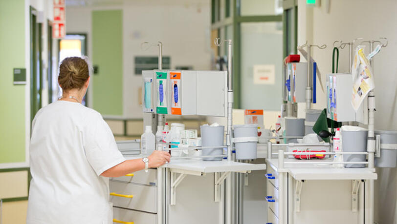 Die München Klinik hat die Übernahmeprämie für Auszubildende von 3.000 Euro auf 5.000 Euro erhöht (Symbolbild). Die München Klinik hat die Übernahmeprämie für Auszubildende von 3.000 Euro auf 5.000 Euro erhöht (Symbolbild).