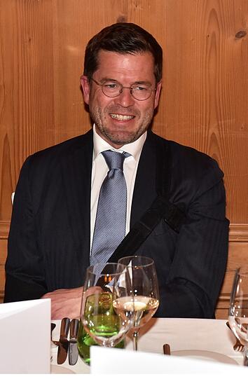 Karl-Theodor zu Guttenberg hat gewisse Ähnlichkeit mit einem bekannten Fußballer.
