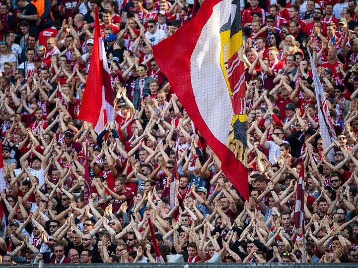 Fans vom FC Bayern München klatschen in die Hände. Foto: Lino Mirgeler/dpa