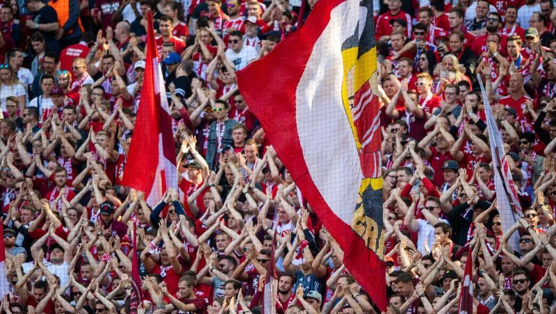 Fans vom FC Bayern München klatschen in die Hände. Foto: Lino Mirgeler/dpa Fans vom FC Bayern München klatschen in die Hände. Foto: Lino Mirgeler/dpa