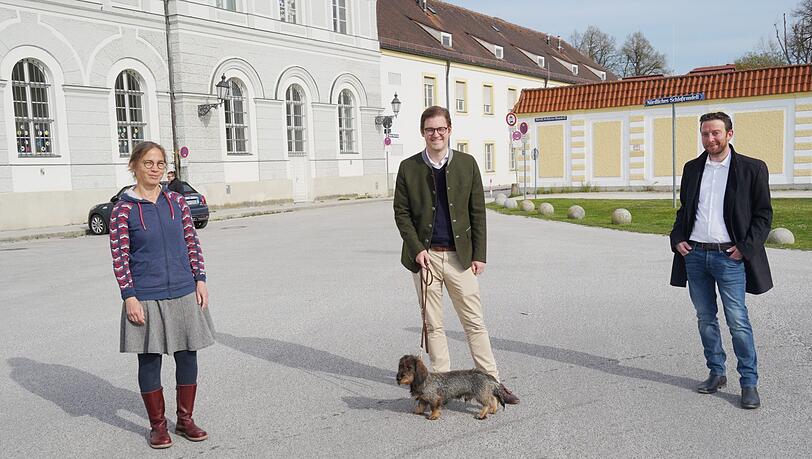 Sie sehen den Charakter von Schloss Nymphenburg gefährdet: Elke Wendrich aus der Bürgerinitiative, der CSU-Abgeordnete Stephan Pilsinger und CSU-Stadtrat Leo Agerer.