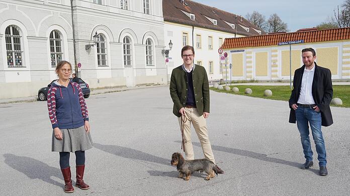 Sie sehen den Charakter von Schloss Nymphenburg gefährdet: Elke Wendrich aus der Bürgerinitiative, der CSU-Abgeordnete Stephan Pilsinger und CSU-Stadtrat Leo Agerer.