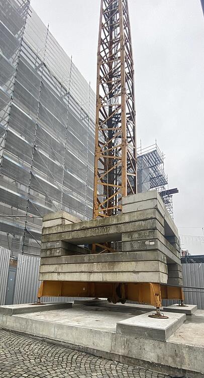 Viel Beton für einen sicheren Stand: Das Fundament des Krans in der Altstadt, ist von einem Statiker durchgerechnet worden. Viel Beton für einen sicheren Stand: Das Fundament des Krans in der Altstadt, ist von einem Statiker durchgerechnet worden.