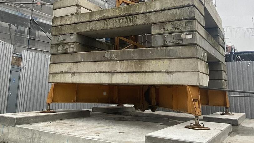 Viel Beton für einen sicheren Stand: Das Fundament des Krans in der Altstadt, ist von einem Statiker durchgerechnet worden. Viel Beton für einen sicheren Stand: Das Fundament des Krans in der Altstadt, ist von einem Statiker durchgerechnet worden.