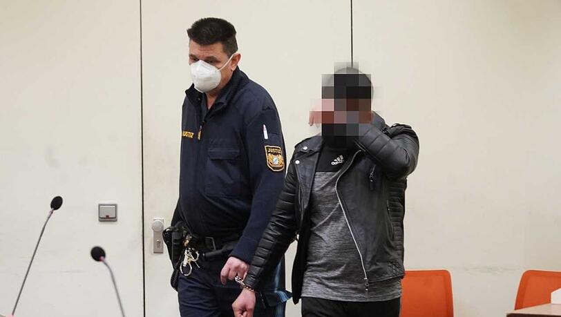 Der Angeklagte wird in den Gerichtssaal geführt.
