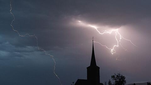 Blitze entladen sich aus einer Gewitterwolke.