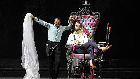 Konstantin Krimmel (Figaro, l.) und Huw Montague Rendall (Graf) und der ominöse Luststuhl in Evegny Titovs Mozart-Inszenierung im Nationaltheater.