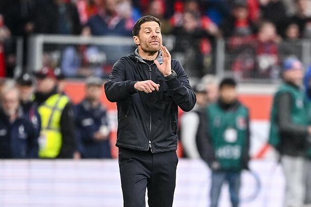 Dirigierte immer wieder vom Spielfeldrand aus: Bayer-Coach Xabi Alonso. Dirigierte immer wieder vom Spielfeldrand aus: Bayer-Coach Xabi Alonso.