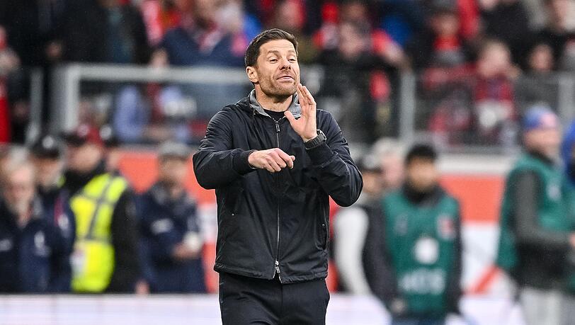Dirigierte immer wieder vom Spielfeldrand aus: Bayer-Coach Xabi Alonso. Dirigierte immer wieder vom Spielfeldrand aus: Bayer-Coach Xabi Alonso.