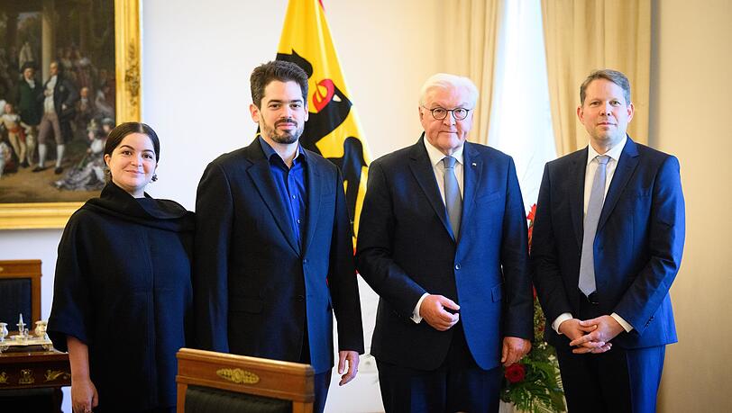 Erst eine Aus-, dann eine Einladung: Intendant Wiegand zusammen mit dem designierten Chefdirigenten Shani bei Bundespräsident Steinmeier. (Archivbild) Erst eine Aus-, dann eine Einladung: Intendant Wiegand zusammen mit dem designierten Chefdirigenten Shani bei Bundespräsident Steinmeier. (Archivbild)