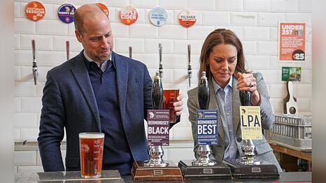 William und Kate am Ausschank.