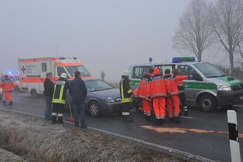 Bei einem Glatteisunfall in Katzenbach, in der Nähe von Dorfen, sind mehrere Personen schwer verletzt worden. Unter den Verletzten war auch ein Kleinkind.