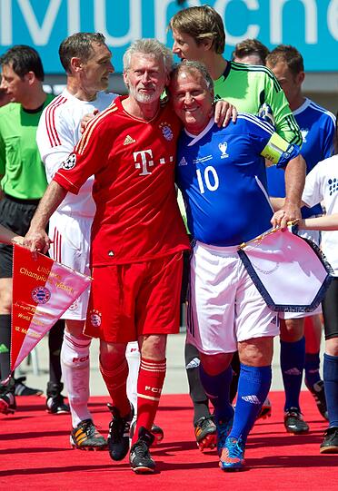 Eine Fülle ehemaliger Stars schnürt am Samstag noch einmal die Fußballschuhe.