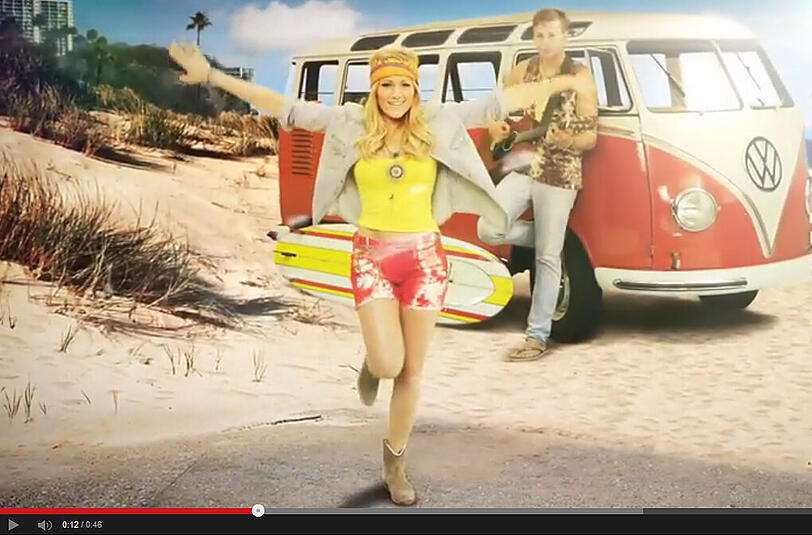 Damals schon ein treuer Begleiter auf vier Rädern: Helene Fischer wirbt als Hippie für ein neues VW-Model.