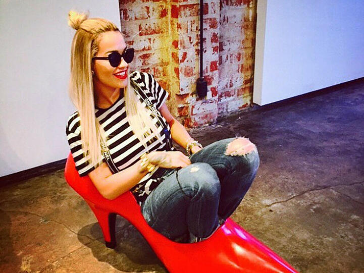Rita Ora macht einen auf Aschenputtel. Ob der Prinz das hätte gelten lassen?