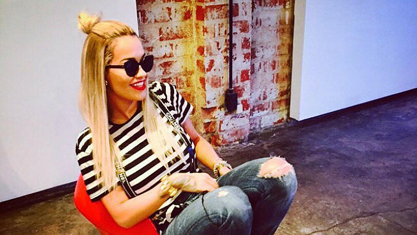 Rita Ora macht einen auf Aschenputtel. Ob der Prinz das hätte gelten lassen? Rita Ora macht einen auf Aschenputtel. Ob der Prinz das hätte gelten lassen?