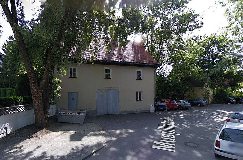 Um dieses Haus in der Muspillistraße geht es. Nebendran ist der Friedhof, im Erdgeschoss werden die Leichen aufgebahrt.