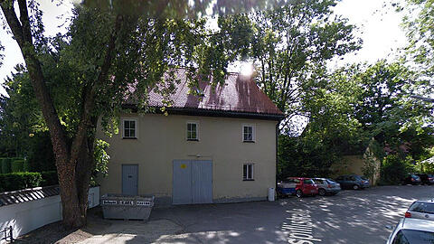 Um dieses Haus in der Muspillistraße geht es. Nebendran ist der Friedhof, im Erdgeschoss werden die Leichen aufgebahrt.
